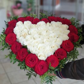 Сердце из роз «Прими мое сердце» от интернет-магазина «Мадам де Флор & Фито-Трейд» в Новокузнецке