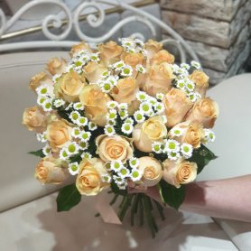 Букет из роз «Абрикосовое поле» от интернет-магазина «Мадам де Флор & Фито-Трейд» в Новокузнецке