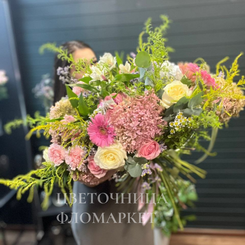 Летний, пышный букет с герберами, кустовой розой и гортензиями  1