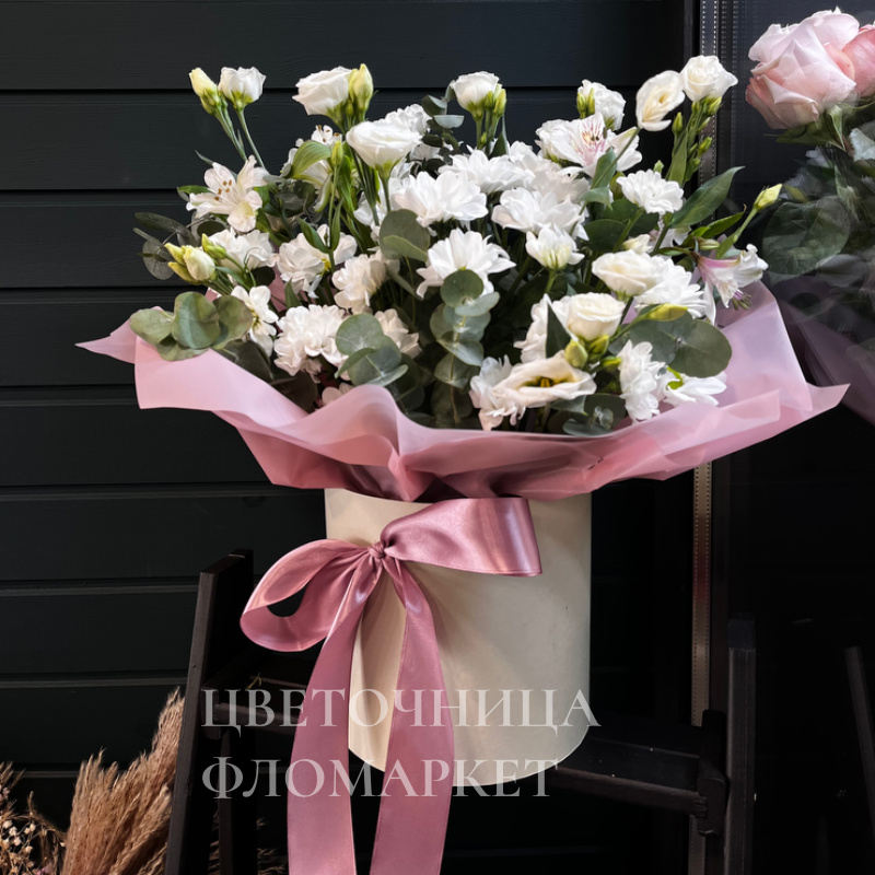 Композиция из белых хризантем с нежно розовым оформлением 