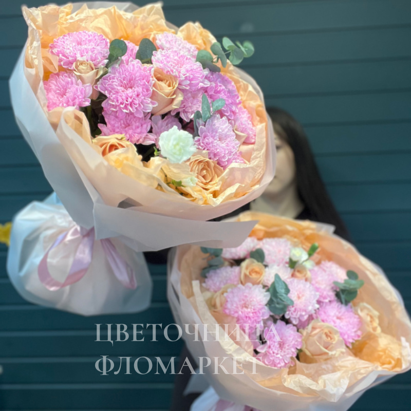 Букет из розовых хризантем и роз 