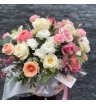 Шляпная коробка из роз и хризантем 
