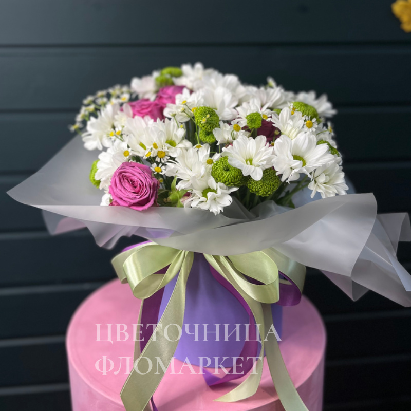 Коробка из хризантем и кустовой розы