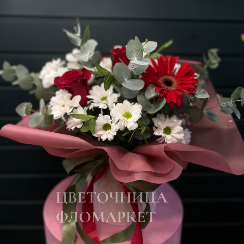 Коробка шляпная с красными Розами и герберой 