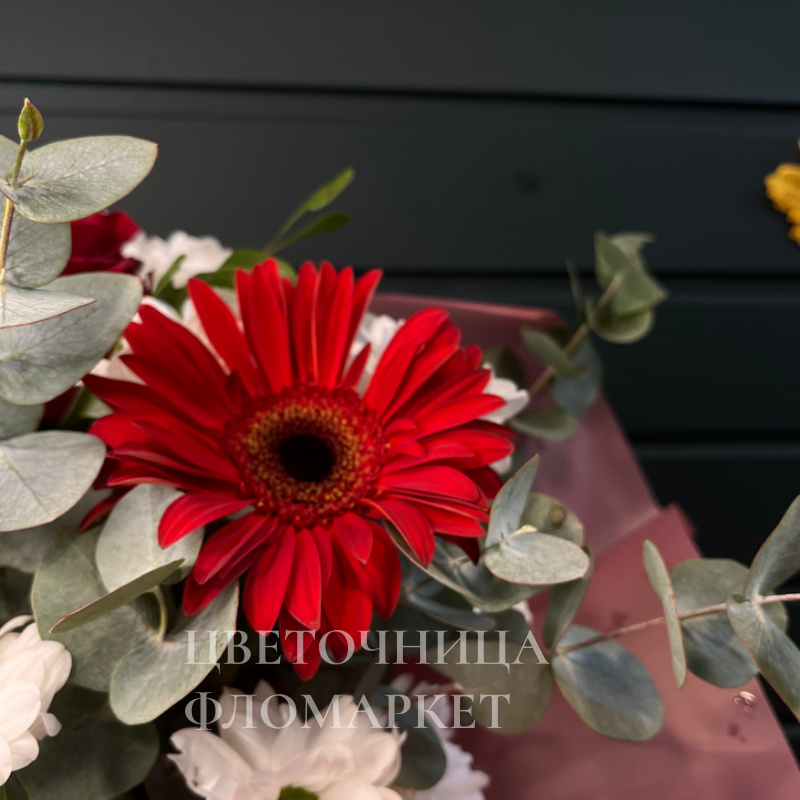 Коробка шляпная с красными Розами и герберой  2