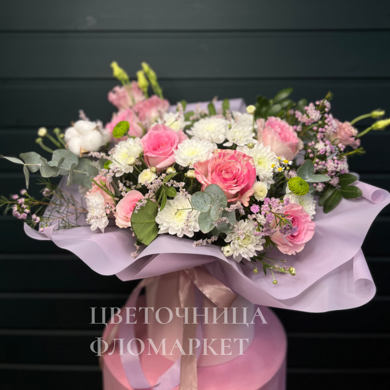 Композиция из нежных роз и хризантемы 