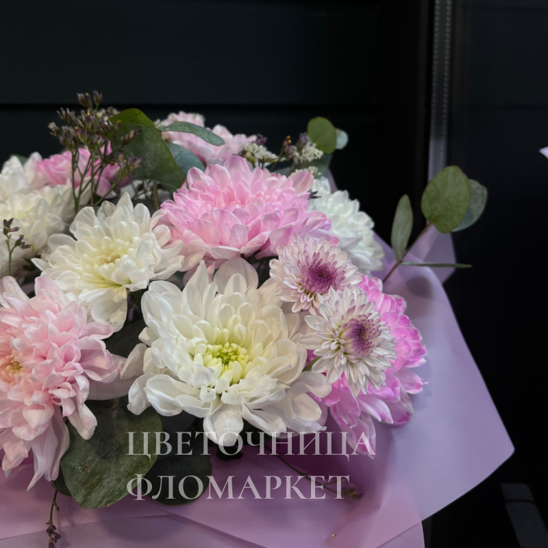 Коробка из нежных хризантем и эвкалипта 1