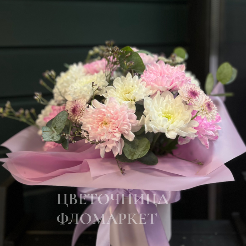 Коробка из нежных хризантем и эвкалипта