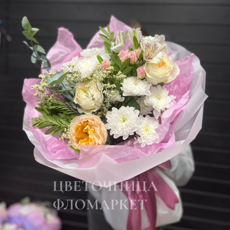 Нежное очарование пионовидных белых роз 