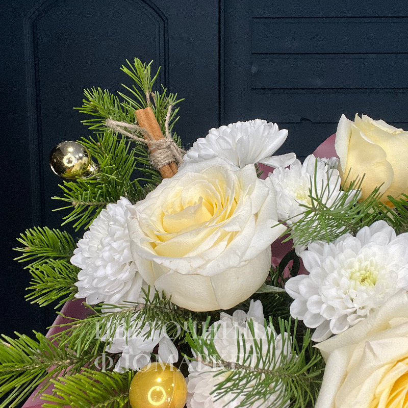 Зимняя сказка из кремовых роз и Золотых шаров 3