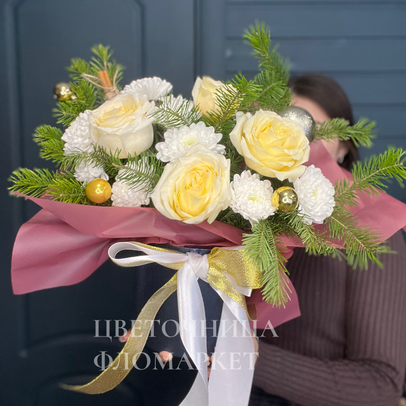 Зимняя сказка из кремовых роз и Золотых шаров 1
