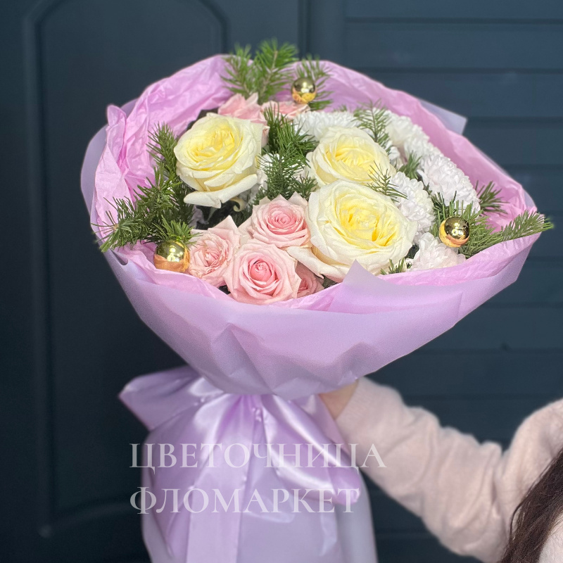 Букет из кремовых роз и шариками 