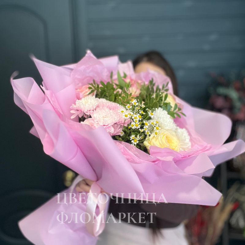 Нежное очарование из роз и хризантем