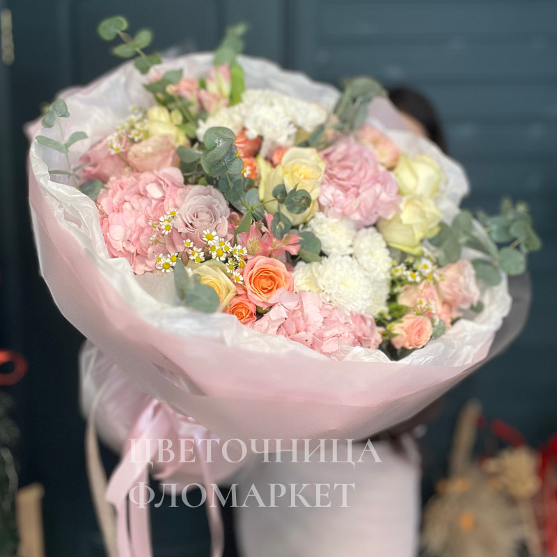 Нежное очарование букета с гортензией и кустовой розой 