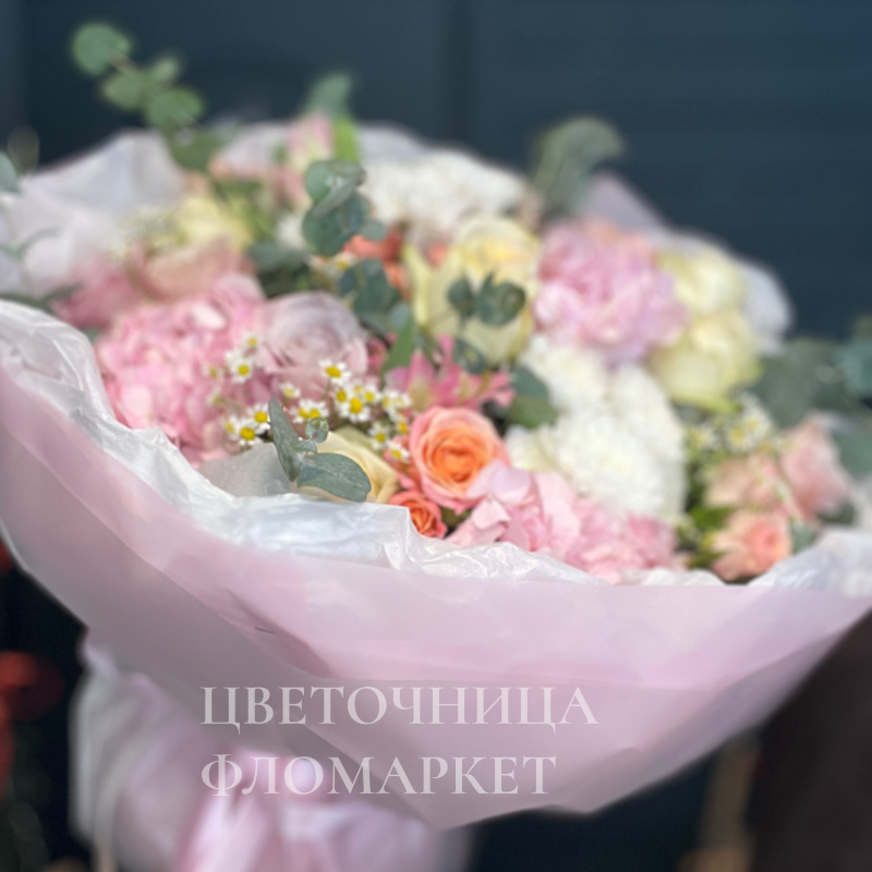 Нежное очарование букета с гортензией и кустовой розой  1