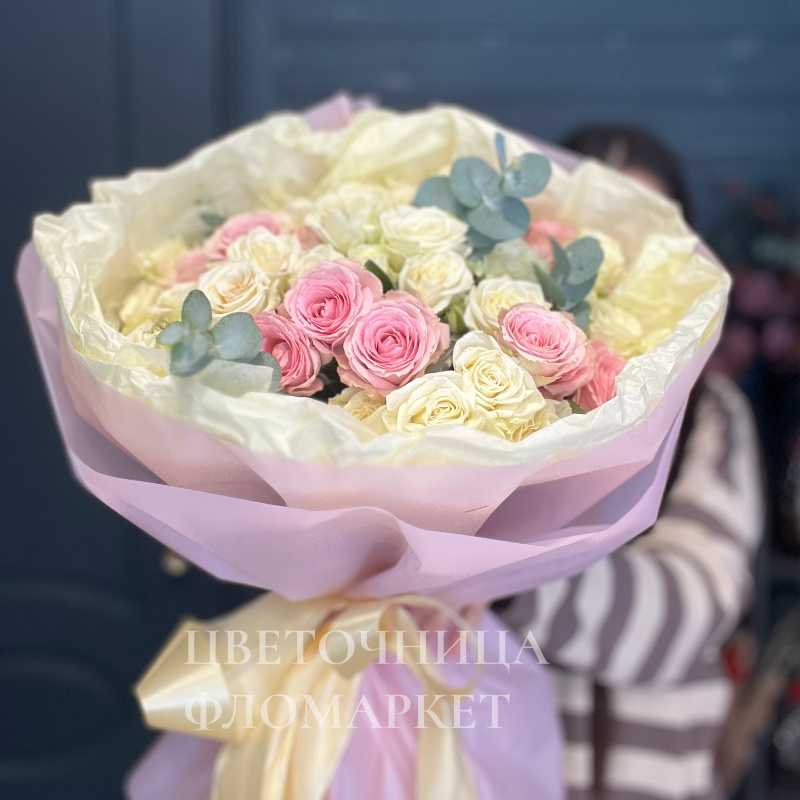 Нежны букет из кустовых роз 