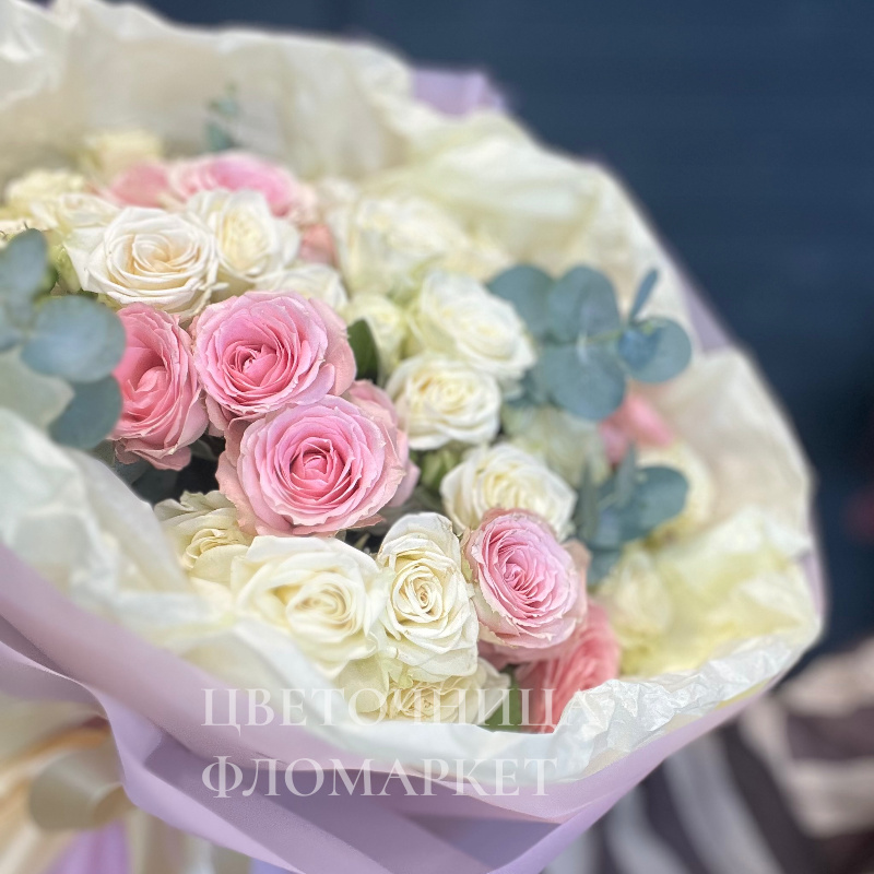 Нежны букет из кустовых роз  2