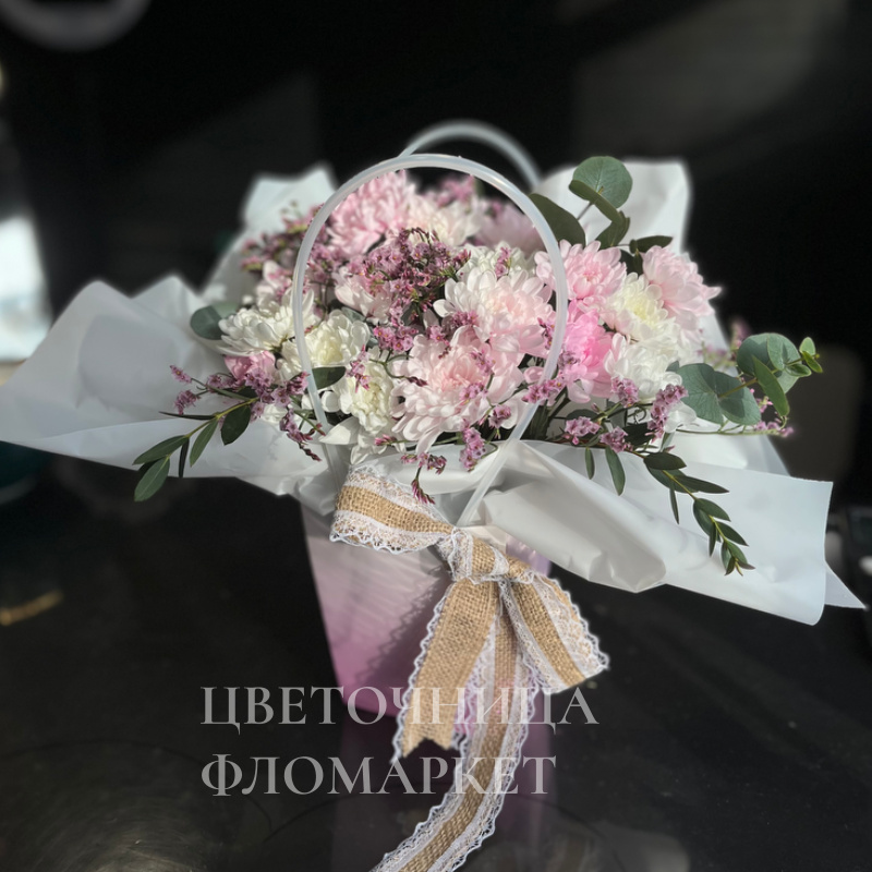 Сумочка из хризантем и эвкалипт 