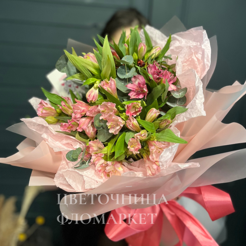 Нежная цветочная композиция из альстромерий 2