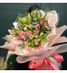 Нежная цветочная композиция из альстромерий 2