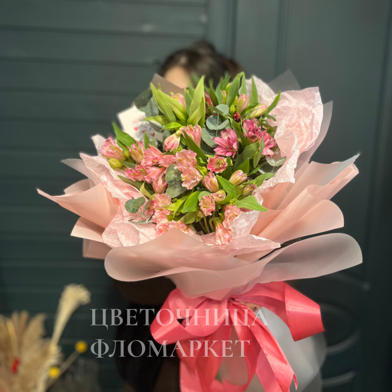 Нежная цветочная композиция из альстромерий